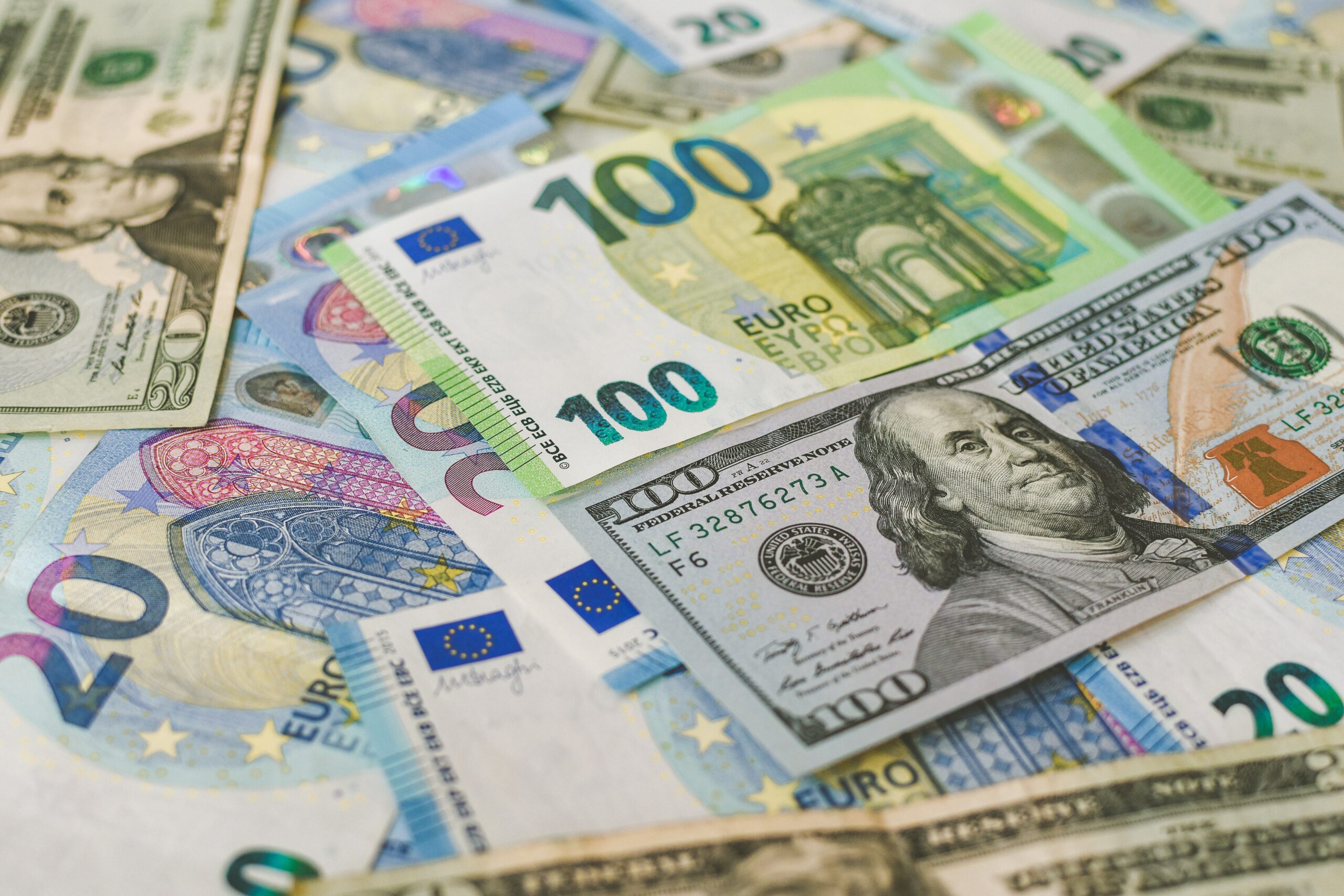 Rupee strengthens on trade deal hopes